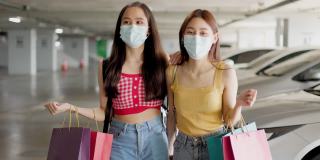 新常态购物，亚洲女性购物在服装商店与口罩。