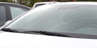 汽车挡风玻璃上的雨刷和清洗液。