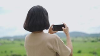 一个年轻的女人在拍照视频素材模板下载