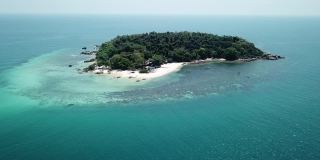 无人机飞越海洋到热带豪华私人岛屿。泰国罗勇的Koh Munnork。