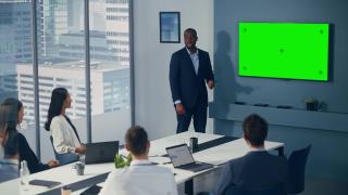 多元化办公室会议室会议:成功的黑人男性项目经理使用绿屏色度键墙电视向投资者展示产品。电子商务战略。广泛的静态照片视频素材模板下载