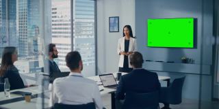 多元化办公室会议室会议:成功的亚洲女商人用绿屏彩键墙电视向投资者展示产品。电子商务战略。提升广角镜头
