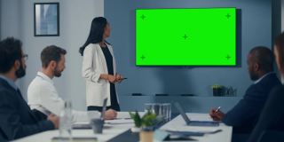 办公室会议室会议报告:积极的女性数字企业家谈话，使用绿色屏幕彩色键墙电视。成功地向投资者展示产品。慢动作