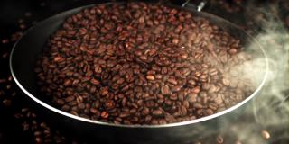 在热锅中以超级慢的速度搅拌咖啡豆。用高速摄像机以每秒1000帧的速度拍摄。