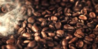 超级慢动作咖啡豆随热蒸汽落下。用高速摄像机以每秒1000帧的速度拍摄。