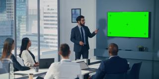 多元化办公室会议室会议:男项目经理利用绿屏色度键墙电视为集团投资者呈现机会。电子商务产品策略。中宽静态镜头