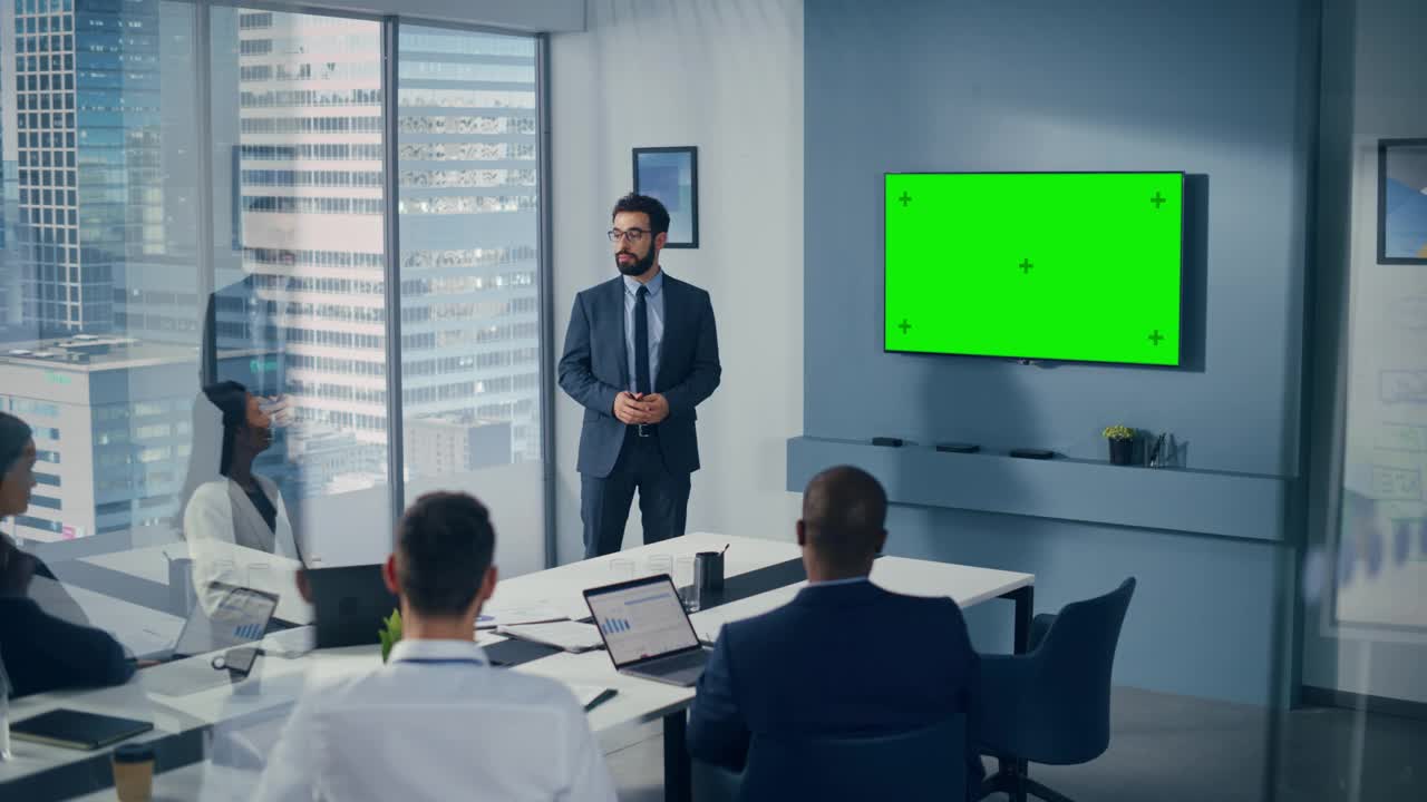 办公室会议室会议介绍:商务洽谈，采用绿屏色度键墙电视。成功向多民族投资者展示产品。电子商务战略