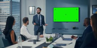 办公室会议，会议演示:数字创业企业家演讲，使用绿屏彩色键墙电视。成功向多民族投资者群体展示电子商务产品