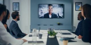 视频电话会议在办公室会议室会议室:黑人女性执行董事与一群企业家，经理，投资者交谈。商务人士讨论电子商务投资策略