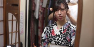一位日本妇女在浴田的和服租赁店做头发