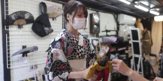 穿着浴衣的日本妇女在日本传统零售商店购物