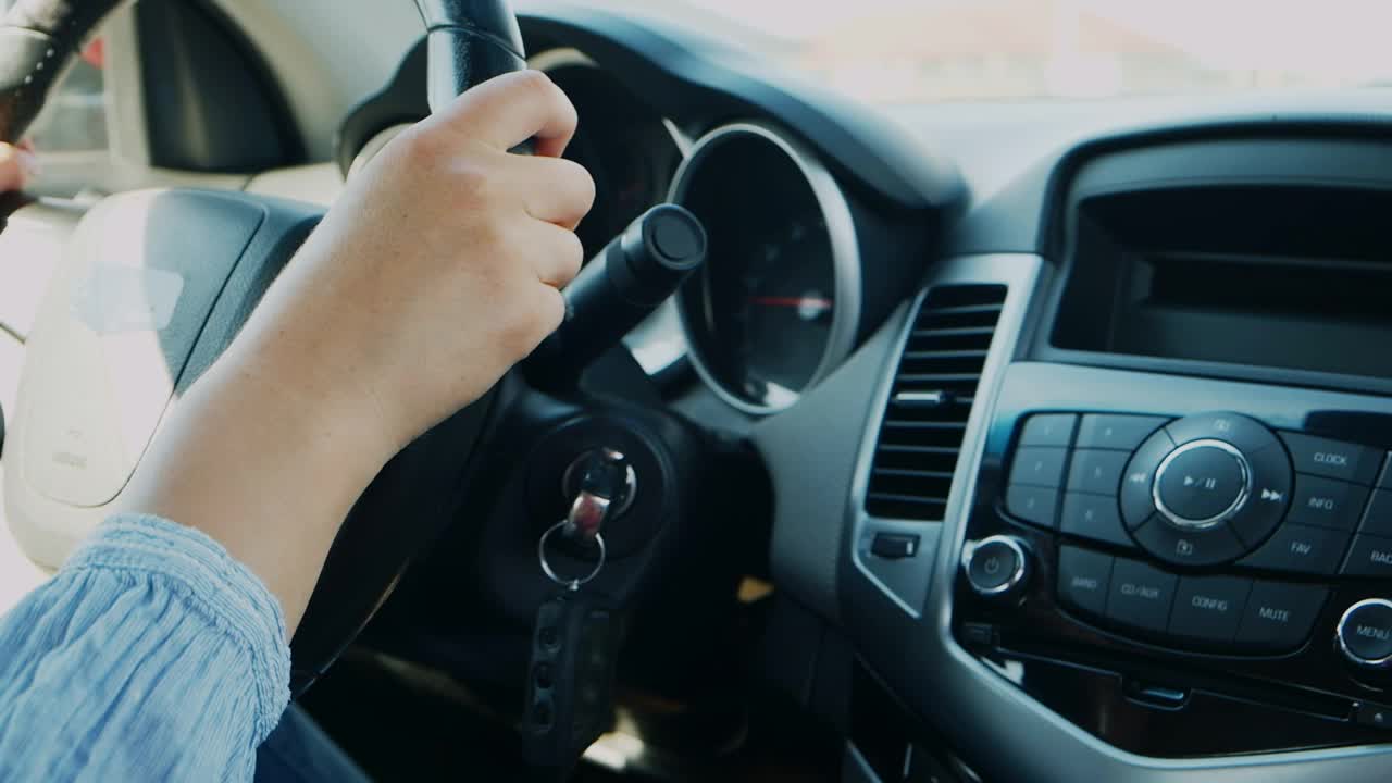 女人手控收音机或音乐在汽车运动