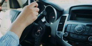 女人手控收音机或音乐在汽车运动