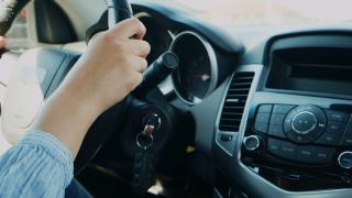 女人手控收音机或音乐在汽车运动视频素材模板下载