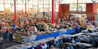 亚美尼亚，埃里温——2021年8月30日:亚美尼亚首都埃里温著名的口香糖市场。高加索地区出售传统食品和纪念品