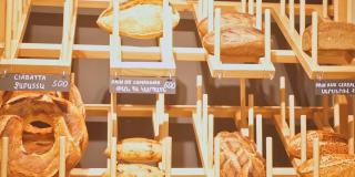 在亚美尼亚的埃里温，当地面包店的木架上摆放着各种美味的面包