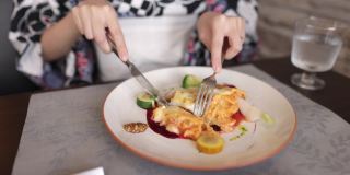 一名日本女子为了拍视频在一家法国餐厅吃午餐