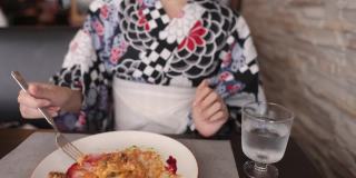 一名日本女子为了拍视频在一家法国餐厅吃午餐