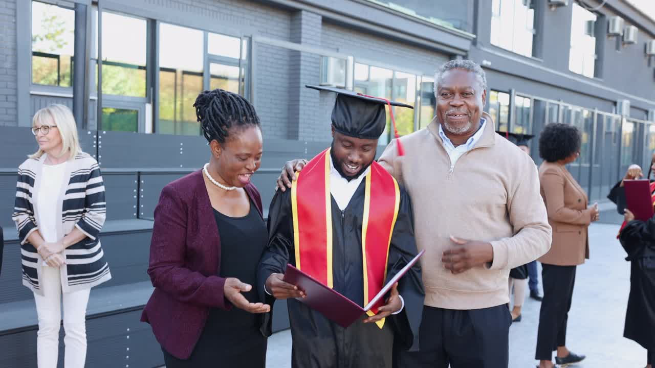 自豪的父母和毕业的儿子