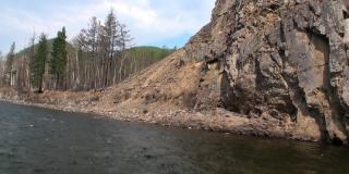 俄罗斯西伯利亚山脉的岩石河岸边。