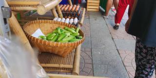 女人在街头小吃买黄瓜慢动作