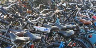 荷兰阿姆斯特丹- 2019年4月21日:自行车停车场。许多不同的自行车停放在街道的特殊停车场。农村的自行车超载问题
