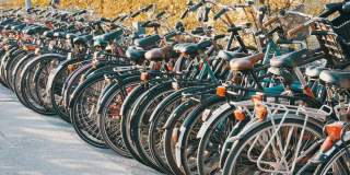 荷兰阿姆斯特丹- 2019年4月21日:自行车停车场。许多不同的自行车停放在街道的特殊停车场。农村的自行车超载问题