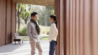 年轻的亚洲夫妇在公园约会视频素材模板下载