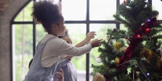 黑人家庭在装饰客厅的同时，一起庆祝圣诞节和新年