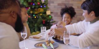 非裔美国人家庭聚会庆祝和享受传统的节日晚餐或午餐感恩节或圣诞节
