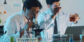 两位科学家在实验室里进行科学研究。