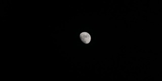 TL:月亮在夜晚升起