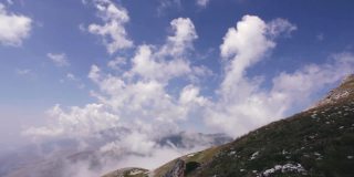 在去往马其顿沙尔山的柳博特峰的路上，乌云密布