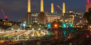 黄昏时英国伦敦巴特西发电厂和火车站的景色- 4k延时