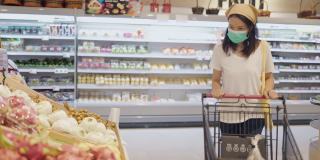 一位女士在超市里戴着防护口罩。