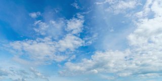 4K时间流逝，美丽的空气气氛明亮的蓝天天气自然背景抽象清晰的纹理与白云夏天的太阳天。