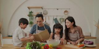 亚洲家庭一起做饭