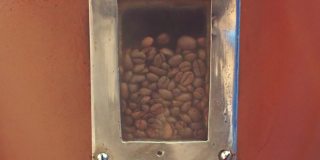 咖啡烘焙机窗口的特写镜头