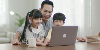 单亲父亲在家工作的时候和孩子一起做多项任务。