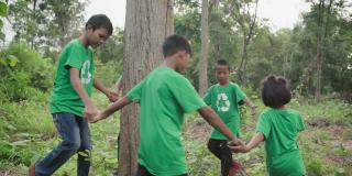 一群环保志愿者在森林里植树。地球日。