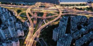 鸟瞰城市的三维高架道路夜景