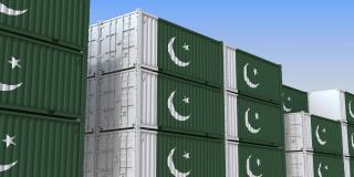 集装箱码头满是挂着巴基斯坦国旗的集装箱