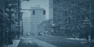 城市道路上的雪，人和车