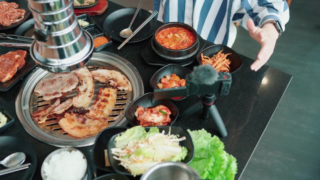 美食博主边吃韩国烤肉边直播。