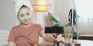 专业网红在她的频道拍摄护肤广告。