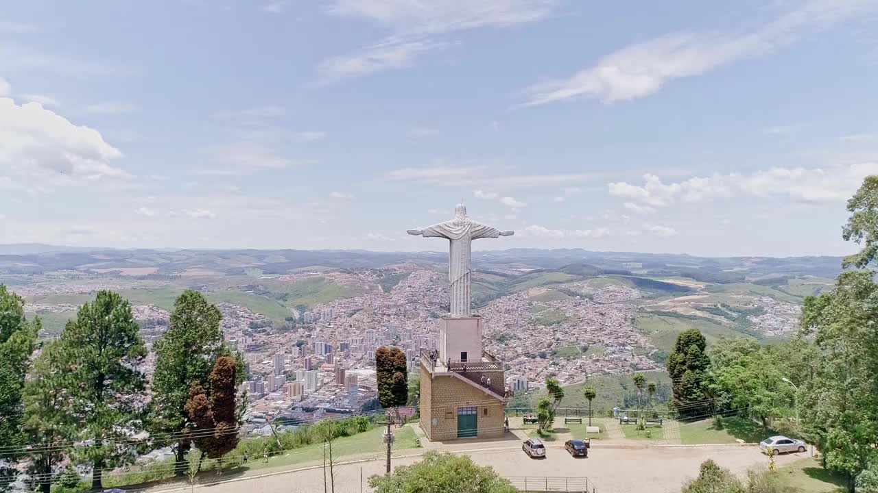 在Poços de Caldas城市的鸟瞰图，背景是城市景观。