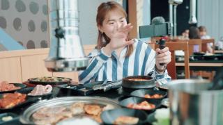 美食博主边吃韩国烤肉边直播。视频素材模板下载