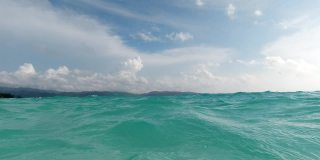热带海浪的特写镜头…蓝色的海面上有波浪。长滩岛,菲律宾。