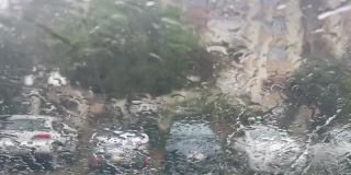 关上车窗上的大雨