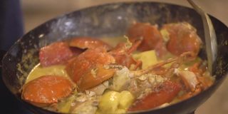 黑蟹菠萝咖喱的特写，在锅里烹饪泰国菜